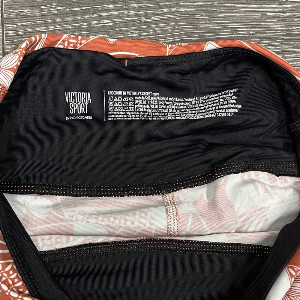Victoria's Sport knock out burnt orange floral print capri leggings size small - Picture 3 of 6